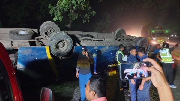 ঈশ্বরদীতে বাস উল্টে আহত ২০