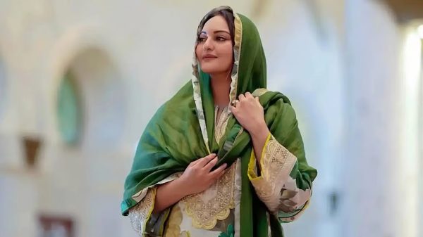 মসজিদে গিয়ে বিপাকে সোনাক্ষী