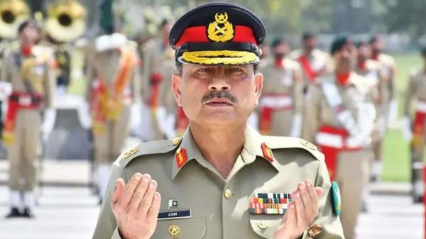 সংবিধান বদলে সেনাপ্রধানকে গ্রেফতার ও বিচার থেকে আজীবন দায়মুক্তি দিল পাকিস্তান