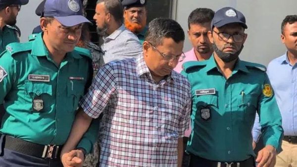 বিমর্ষ মুখে চুপচাপ রায় শুনছেন চৌধুরী আব্দুল্লাহ আল মামুন