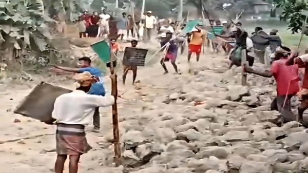 দুপক্ষের সংঘর্ষে আহত ৩০