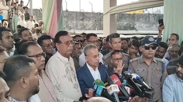 ‘ফুটওভার ব্রিজে অস্থায়ী দোকান বসতে দেওয়া হবে না’